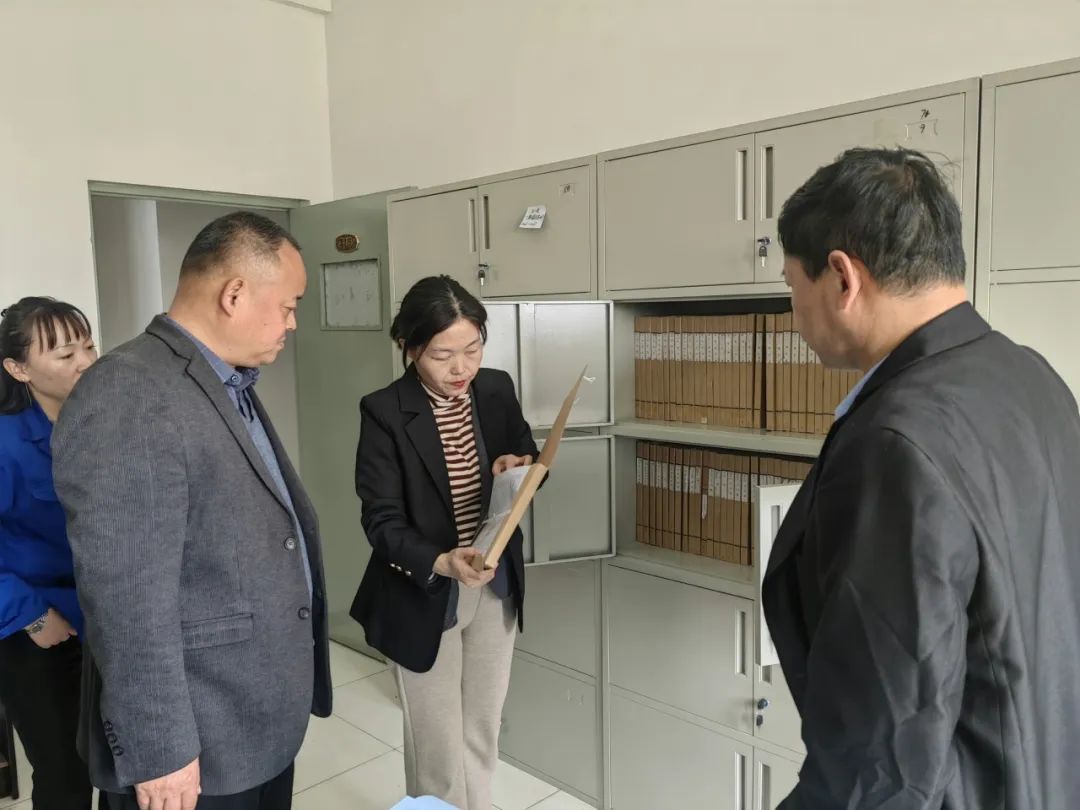 縣檔案館到公司調(diào)研檔案工作